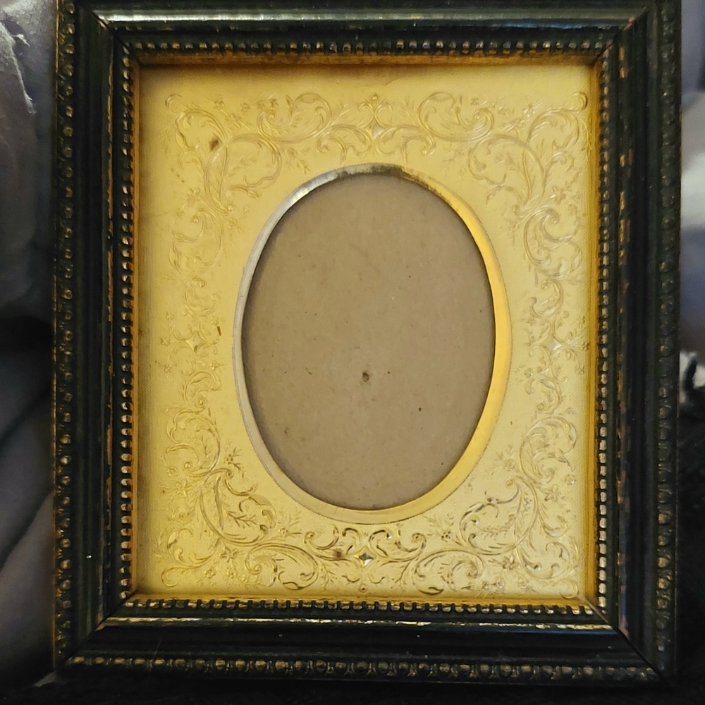 ANTIQUE PICTURE FRAME
